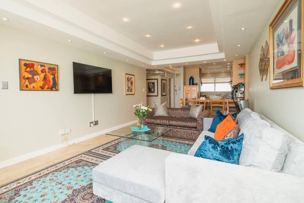 Apartment Beachfront With Stunning Ocean Views *